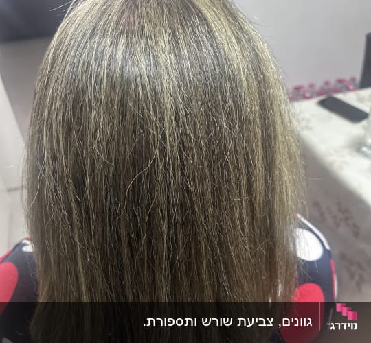 שיער בלונדיני חלק על כתפיים